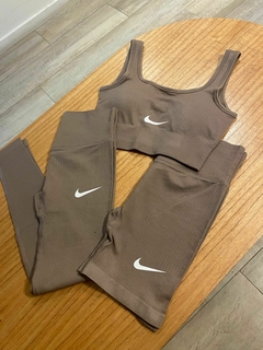 CONJUNTO NIKE DEPORTIVO + CALZA DE REGALO!! ENVIO GRATIS!! en internet