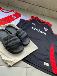 Imagen de 3X1 RIVER PLATE CAMISETA Y MUSCULOSA + PAR DE OJOTAS ADILETTE DE REGALO!!