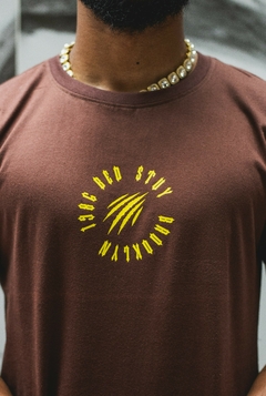 CAMISETA TRADICIONAL CIRCLE BEGÊ/AMARELO - comprar online