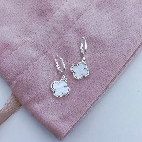 Mini Argola com Trevo Branco Perolado Prata - comprar online
