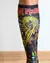 Medias de compresión con diseño de Iron Maiden con figura icónica y colores llamativos en pierna masculina