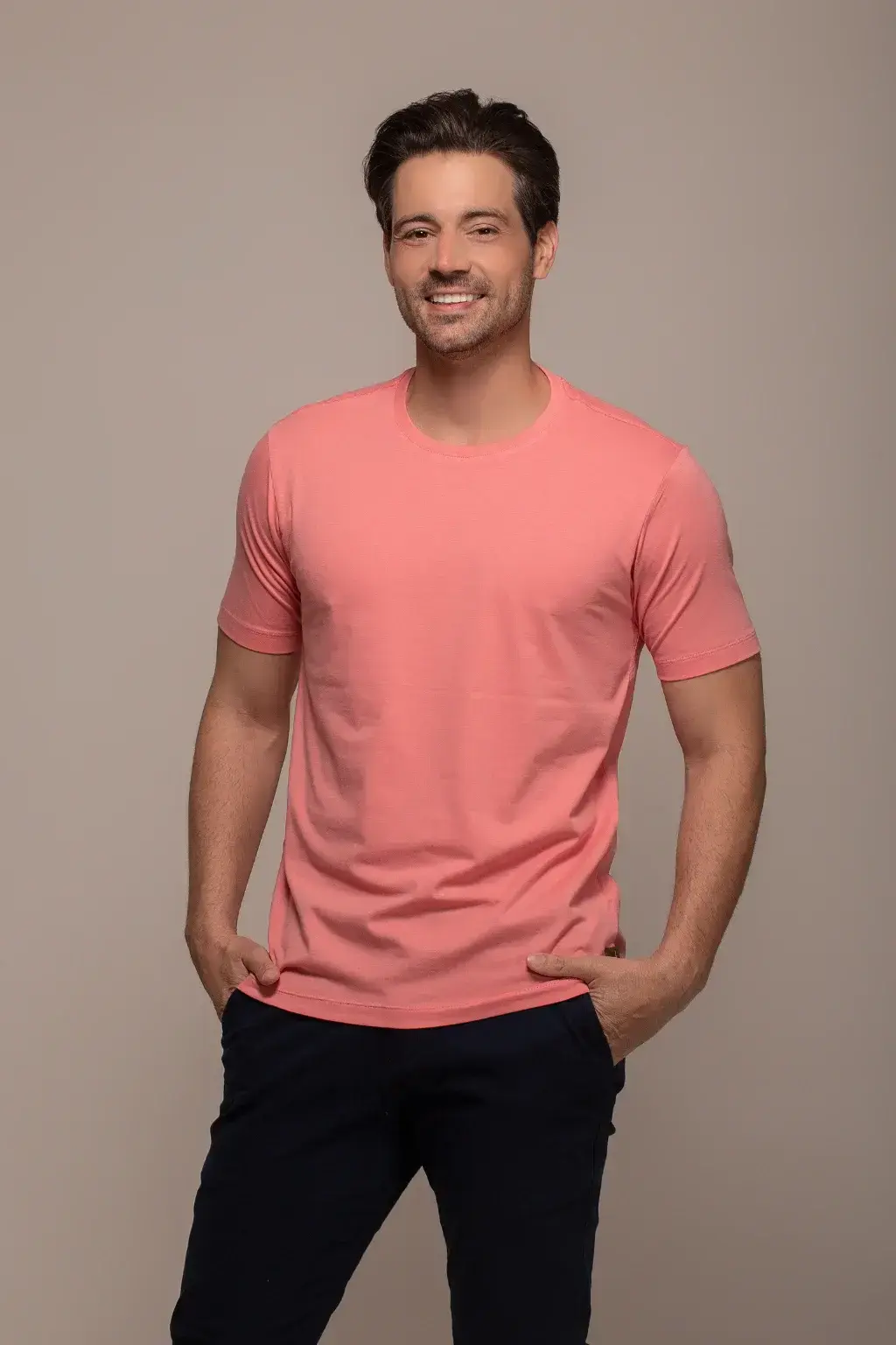 Modelo usando a camiseta Supreme Rosa em estúdio, mostrando o caimento no corpo.