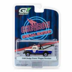 Blister Miniatura da caminhonete Dodge Power Wagon Wrecker 1948 em escala 1:64 da Greenlight, com pintura azul e bege e logo Chevron Gasolines na porta