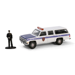 GMC Suburban 2500 1985 New York Police - C/ Boneco - The Hobby Shop - Série 16 - Greenlight - 1:64