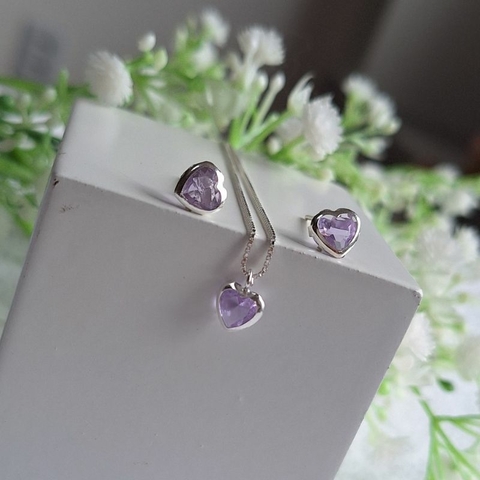 CORRENTE + BRINCOS CORAÇÃO LILAS