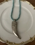 Colar em pedra natural, 38cm mais alongador, com pingente de dente na cor prata.