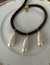 Choker em veludo marrom com pérolas.