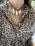 Choker em veludo marrom com pérolas. - comprar online