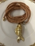 Corda longa com pingente de peixe articulado. - comprar online