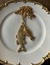 Colar longo em dourado com peixes.