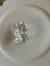 Pingente de urso em acrílico transparente, 4 cm de comprimento.