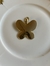 Pingente de borboleta em dourado, 5 cm de comprimento.