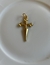 Pingente de cruz em dourado, 5,5 cm.