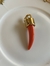 Pingente de dente na cor laranja, 8cm de comprimento.