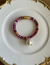 Pulseira de fio indiano na cor rosa com dourado e bola de pérola, fecho de imã.