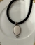 Choker em veludo preto, 34cm mais alongador, com pingente de pedra na cor branca.