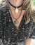 Choker em veludo preto, 34cm mais alongador, com pingente de pedra na cor branca. - comprar online