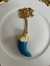 Colar em dourado, 50cm mais alongador, com pingente de dente.