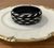 Pulseira em resina preto e branco.