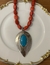 Colar em pedra na cor vermelha e pingente na cor prata com turquesa. - comprar online