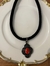 Choker, em veludo preto com alongador, e pingente na cor grafite com pedra vermelha. - comprar online
