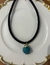 Choker em couro preto com alongador e pedra azul. (mistura de banhos) - comprar online