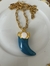 Colar em dourado,50 cm mais alongador, com pingente de dente na cor azul turquesa. - comprar online
