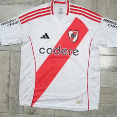 CAMISETA TITULAR/ALTERNATIVA + CAMPERA ROMPEVIENTO RIVER PLATE DE REGALO en internet