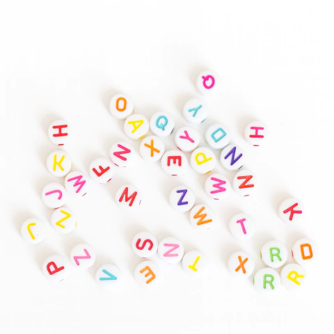 Charms Letras Acrílicas Redondas Colores – Pack x20 g