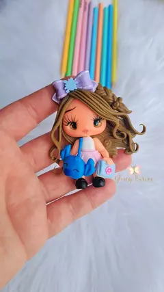 Menina bolsa stitch cabelo castanho