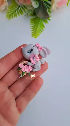 Coelhinho com cesta de flores - comprar online
