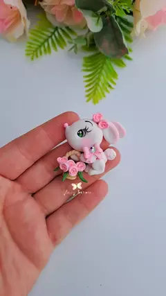 Coelhinho com cesta de flores