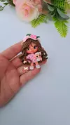 Menina com ovelhinha ( cabelo castanho)