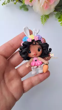 Menina coelhinha pele negra