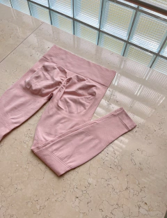 CALZA SEAMLESS ACANALADA PUSH UP - ROSA PASTEL Sku #2460 - tienda online