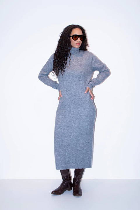 Vestido Longo Tricot Cinza Gola Role e Manga Longa