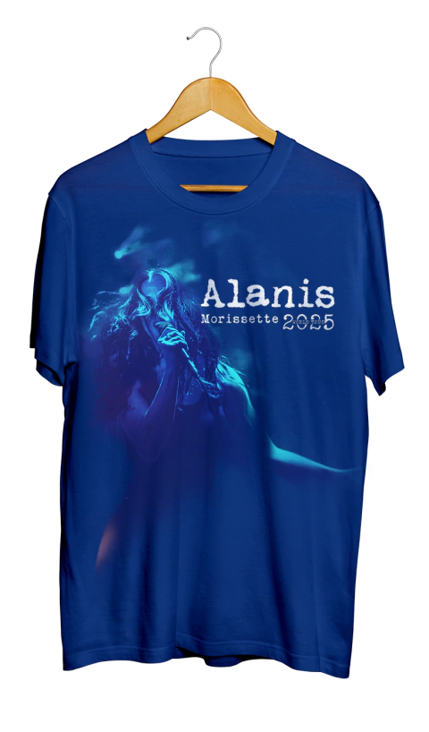 Camiseta azul com estampa da cantora Alanis Morissette e a inscrição "World Tour 2025".