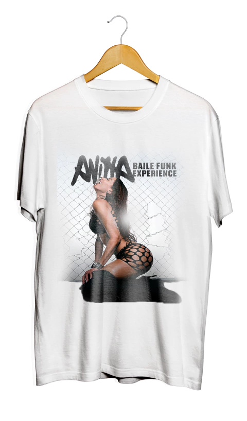Camiseta branca com estampa da cantora Anitta em pose sensual, destacando a frase "Baile Funk Experience".