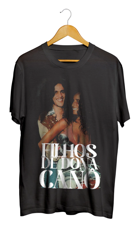 Camiseta preta com estampa de Caetano Veloso e Maria Bethânia, com a frase "Filhos de Dona Canô".