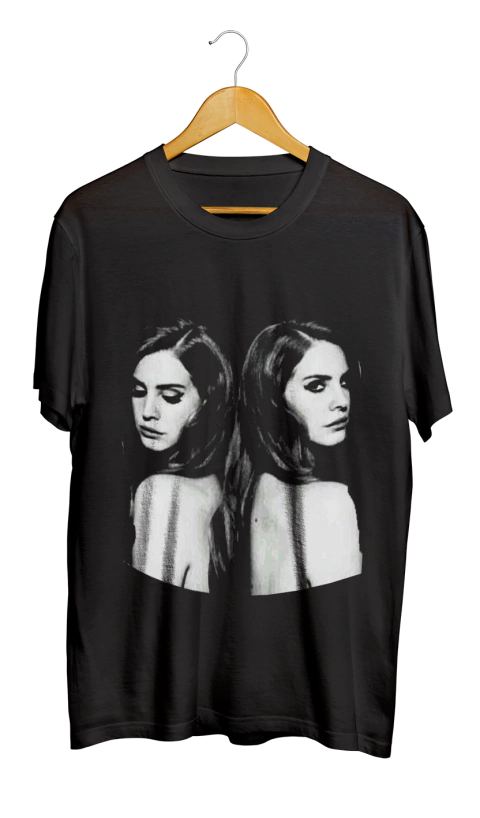 camiseta preta estampada com duas fotos espelhadas da lana del rey de perfil 