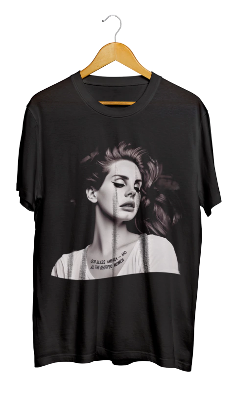 camiseta preta estampada com lana del rey de perfil com textos escrito no seu busto god bless america and all beautiful women