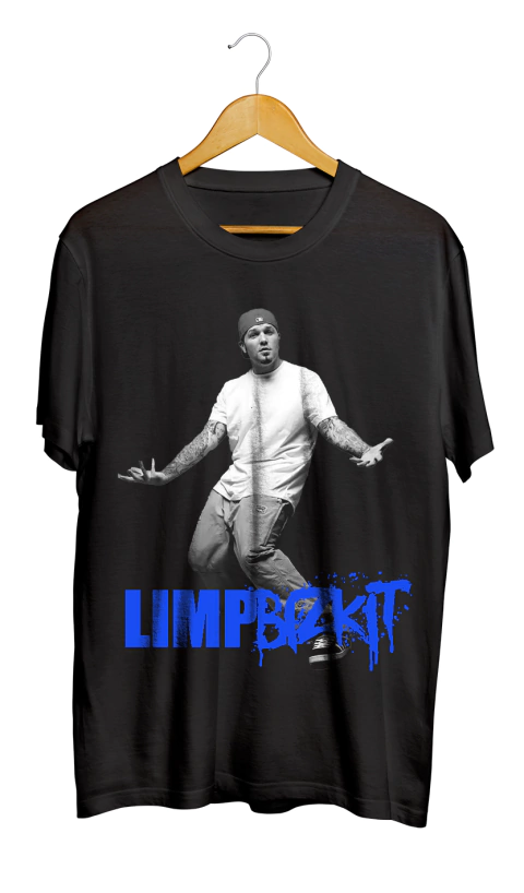 Camiseta preta da banda Limp Bizkit com estampa do vocalista, apresentando o nome da banda em azul.