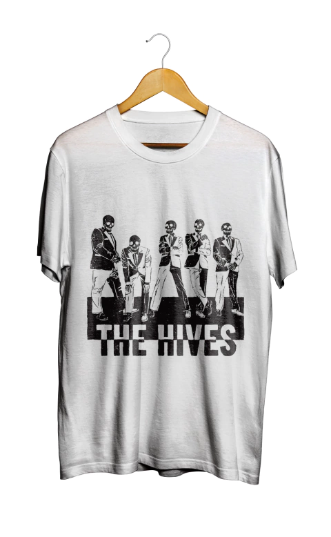 Camiseta branca com estampa da banda The Hives, apresentando figuras esqueléticas em trajes formais.
