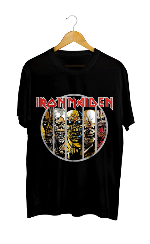 Camiseta preta com estampa do Iron Maiden, apresentando várias ilustrações do mascote Eddie em diferentes formas.