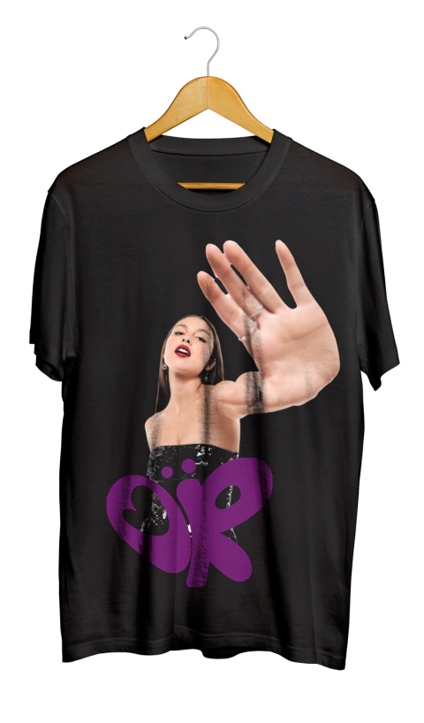 Camiseta preta com estampa de Olivia Rodrigo e logo em roxo