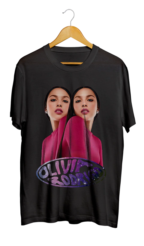 Camiseta preta com estampa de Olivia Rodrigo, apresentando uma imagem duplicada da artista em um fundo colorido.