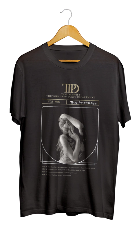 Camiseta preta com estampa inspirada em Taylor Swift, apresentando o título "The Anthology" e detalhes de um álbum fictício.