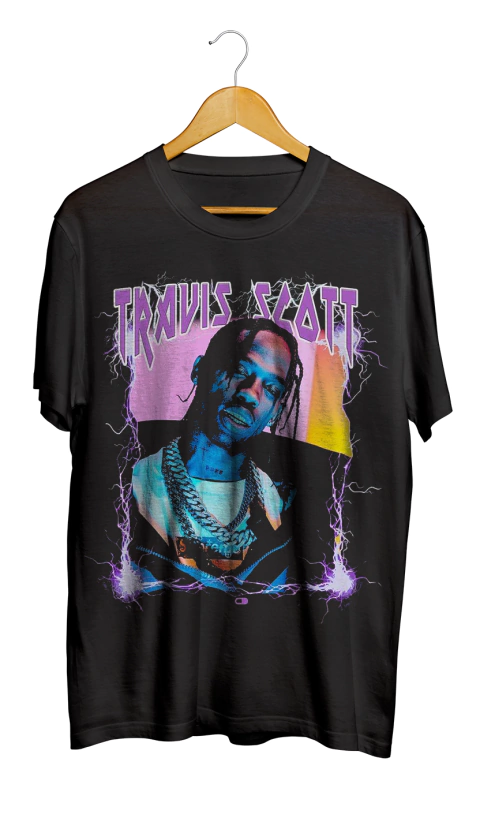 Camiseta preta com estampa de Travis Scott, destacando seu rosto e estilo vibrante.