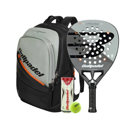 Combo de paleta Bullpadel Hack 04 Comfort 2026 con mochila gris verdoso, tubo de pelotas y overgrip de regalo