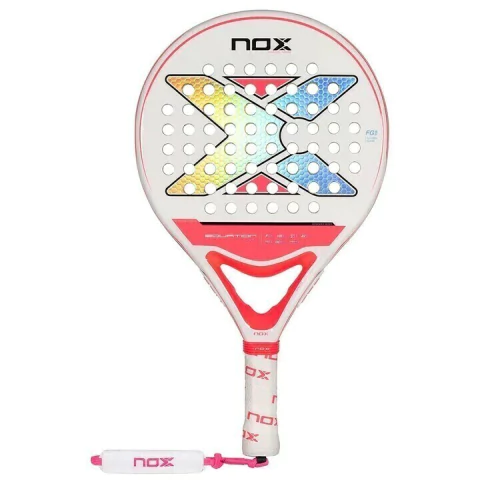Paleta de pádel Nox Equation Lady Advanced con diseño en color blanco, rosa y detalles en azul y amarillo.